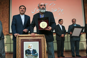 اعطای جایزه دکتر نطقی به یونس شکر خواه استاد علوم ارتباطات و روزنامه‌نگاری